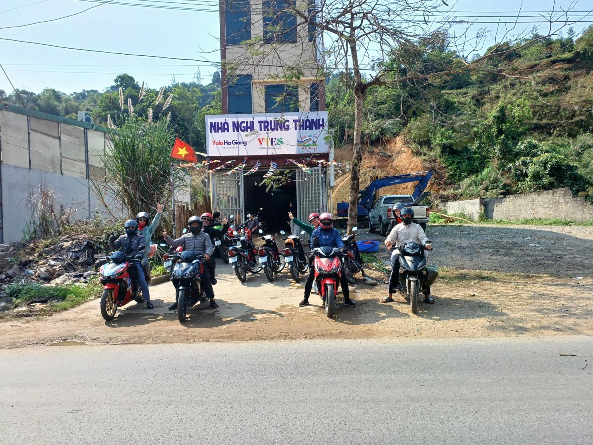 Yolo Ha Giang Adventures, Motorbike And Loop Tours Hotel Exterior foto